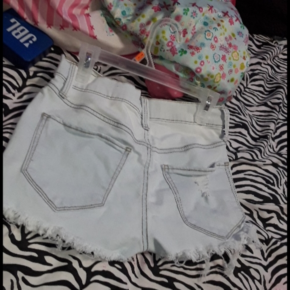 Mid rise Ripped Shorts - Picture 2 of 5